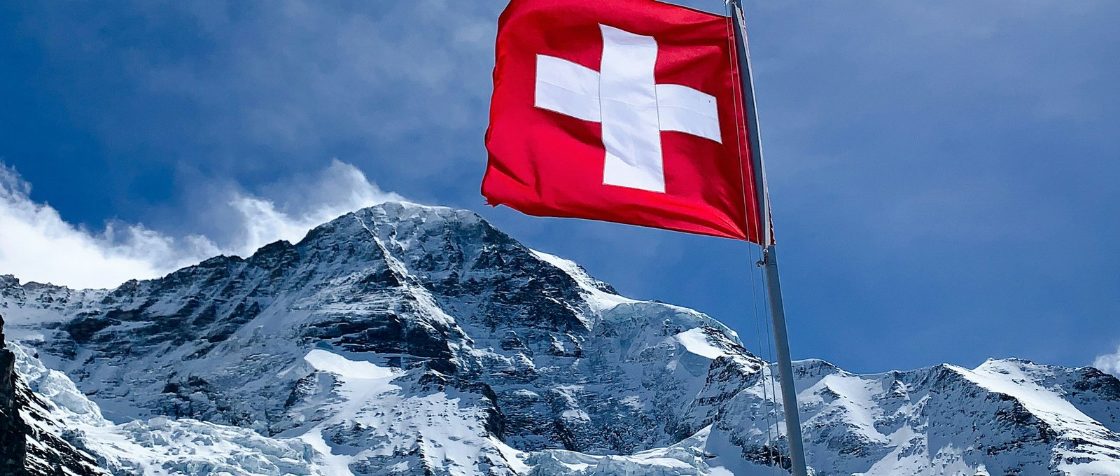 Schweizer Flagge vor dem Jungfrau-Gipfel